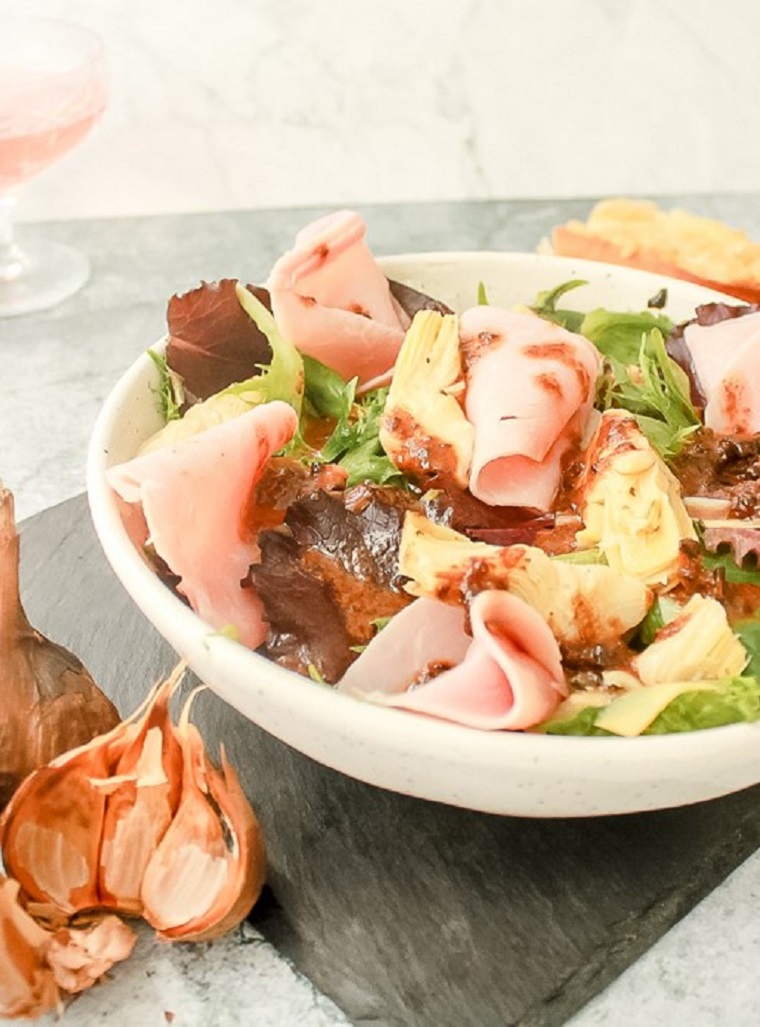 Recipe - Artichoke hearts and ham salad with black garlic vinaigrette - Recipes with black garlic – Le Petit Mas organic garlic and garlic scape farm in Quebec (Canada)