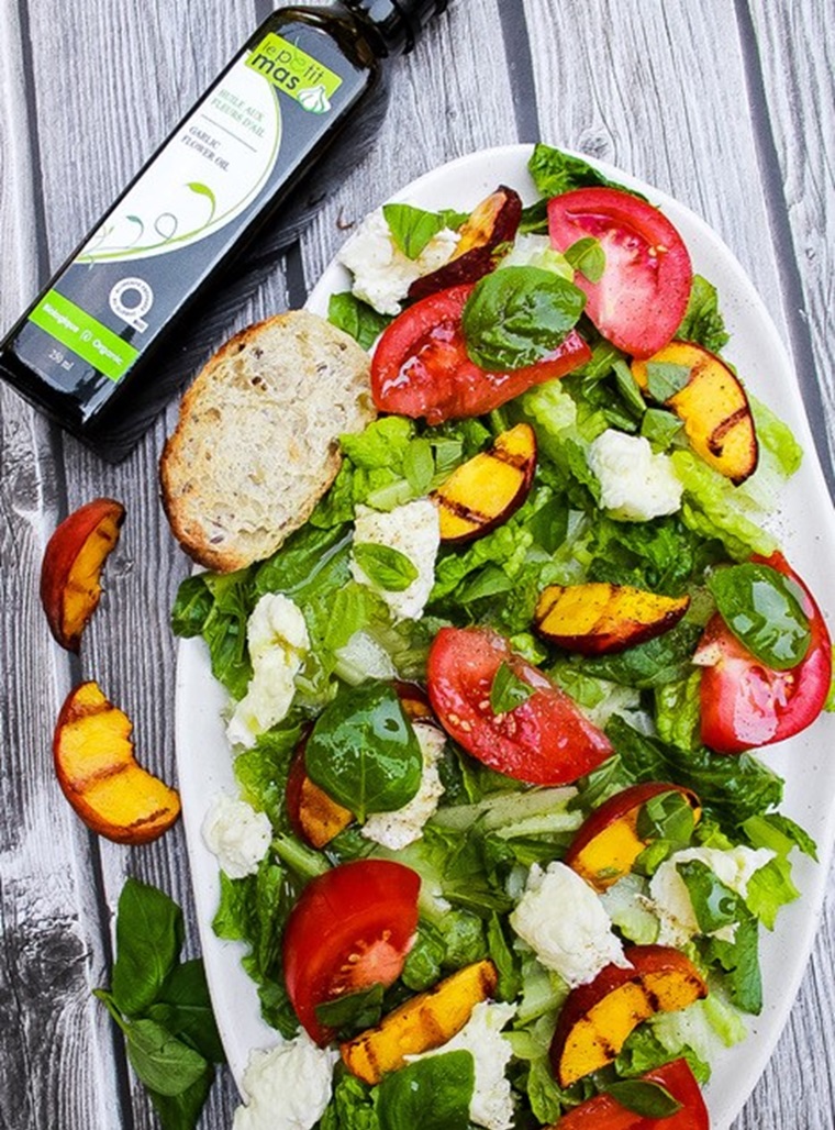 Recipe - Tomrato, grilled peach and burrata salad with garlic flower oil and balsamic vinaigrette- Recipes with garlic flower oil  – Le Petit Mas organic garlic and garlic scape farm in Quebec (Canada)