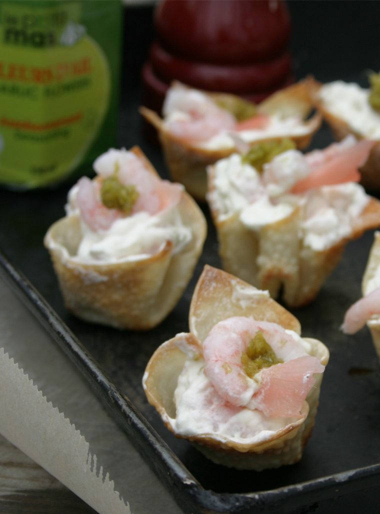 Recipes with fermented garlic scapes – Le Petit Mas organic garlic and garlic scape farm in Quebec (Canada) - Canapés with garlic scape whipped cream and shrimp - Le Petit Mas