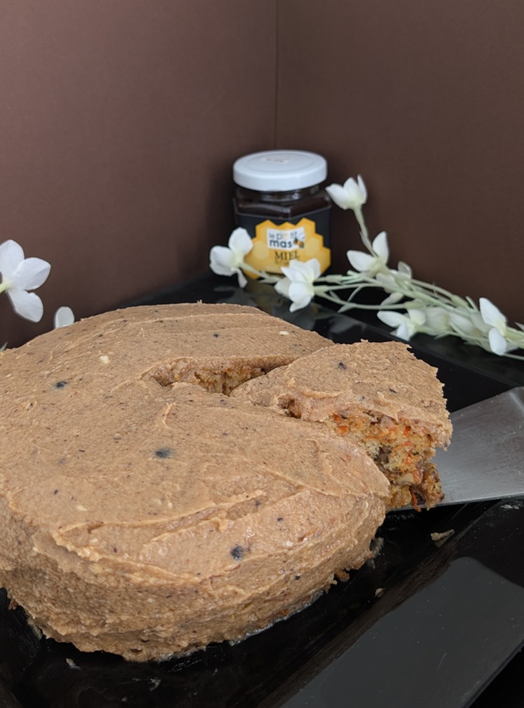 Recipes with organic black garlic – Le Petit Mas organic garlic and garlic scape farm in Quebec (Canada) - carrot cake with black garlic honey frosting - Le Petit Mas
