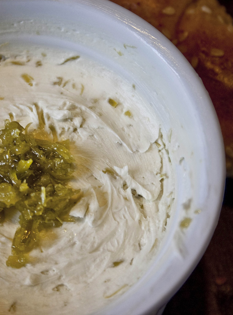 Recipe - Garlic scape cream cheese - - Recipes with fermented garlic scapes – Le Petit Mas organic garlic and garlic scape farm in Quebec (Canada)