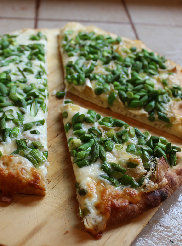 Recipe - Garlic scape pizza - - Recipes with fermented garlic scapes – Le Petit Mas organic garlic and garlic scape farm in Quebec (Canada)
