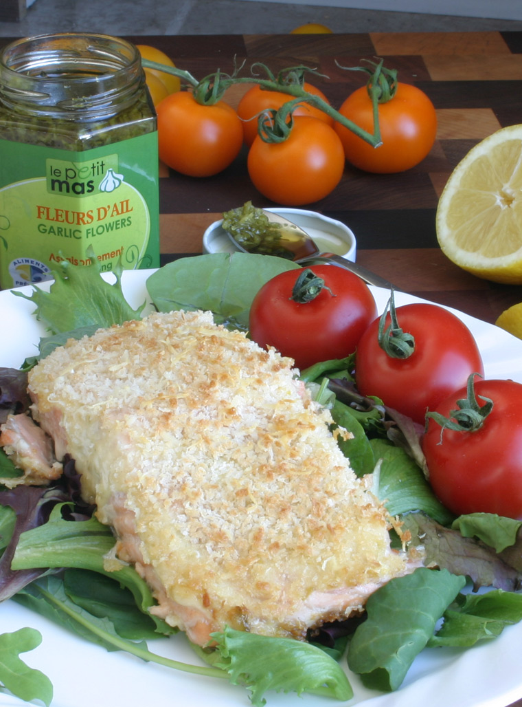 Recipe - Garlic scape salmon in a parmesan crust - - Recipes with fermented garlic scapes – Le Petit Mas organic garlic and garlic scape farm in Quebec (Canada)
