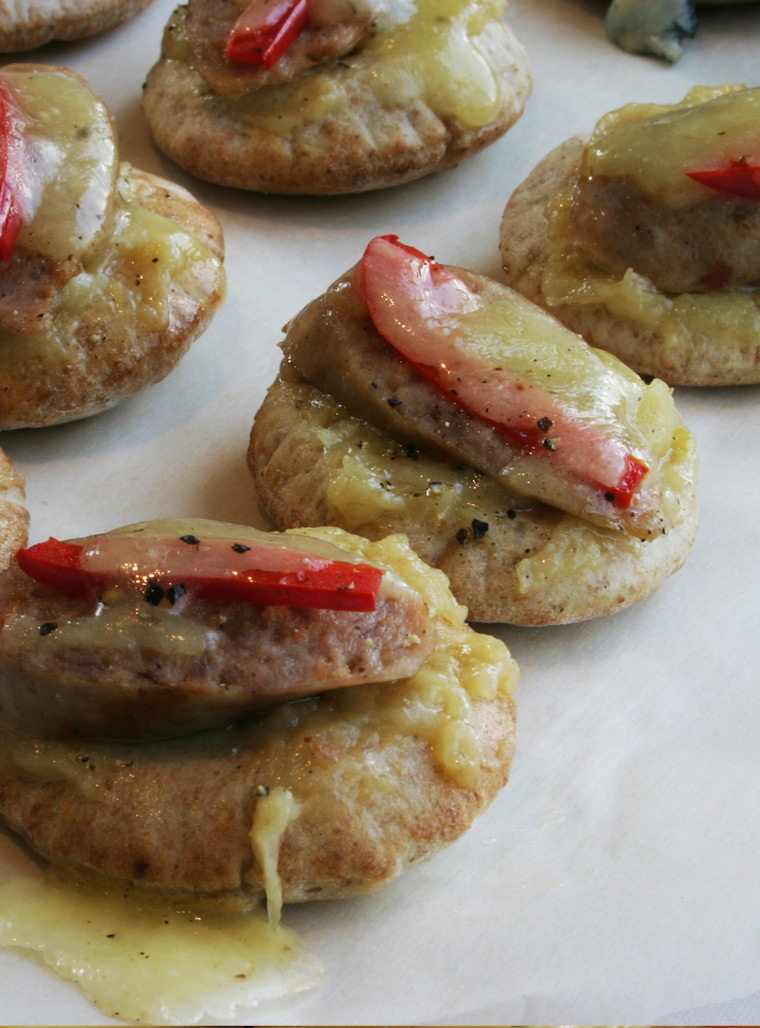 Recipe - Mini pizzas with quebec garlic confit and sausages - Recipes with fermented garlic scapes – Le Petit Mas organic garlic and garlic scape farm in Quebec (Canada) 