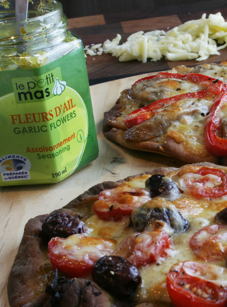 Recipe - Pizza with quebec garlic confit sausages and peppers - Recipes with fermented garlic scapes – Le Petit Mas organic garlic and garlic scape farm in Quebec (Canada) 