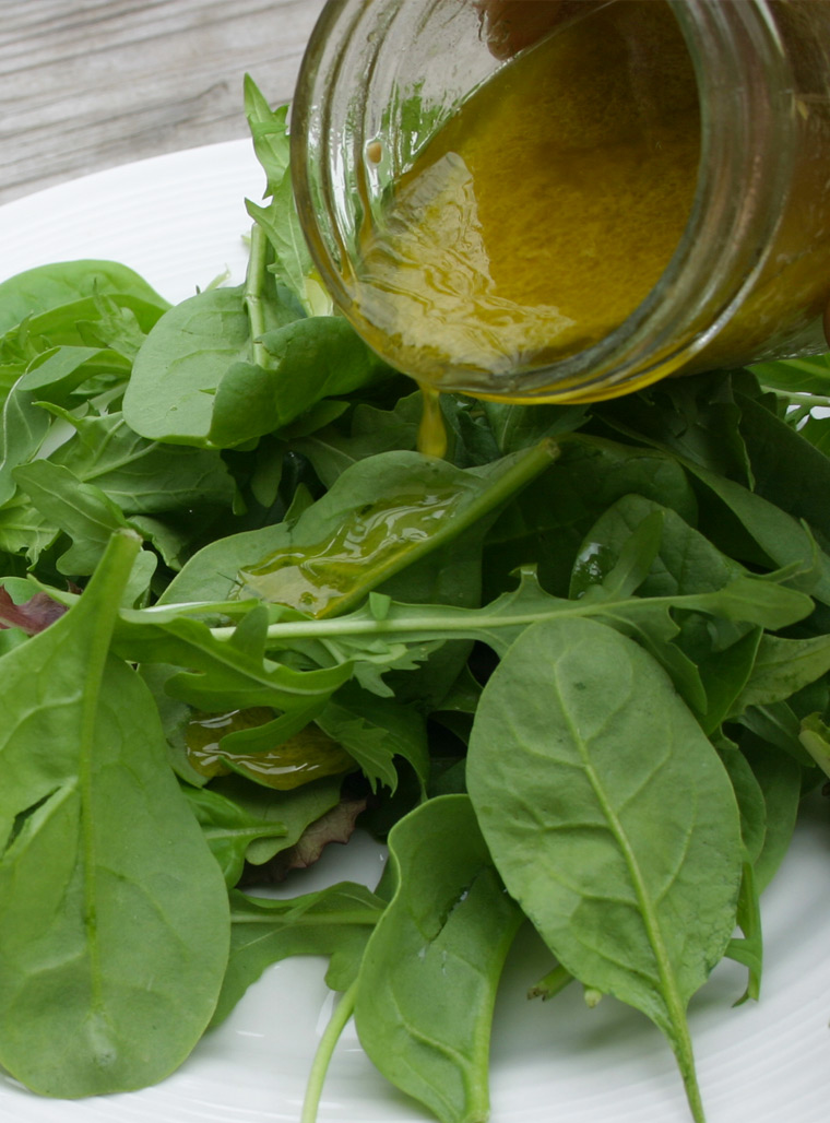 Recipe - Surefire garlic scape vinaigrette Summer salad with tomatoes and fresh garlic flowers Spring pizza with shrimp asparagus cheese and garlic flowers - Recipes with fermented garlic scapes, garlic scapes and organic garlic – Le Petit Mas organic garlic and garlic scape farm in Quebec (Canada)
