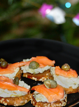 Recipe - Bagel chips with garlic scape cheese - Le Petit Mas