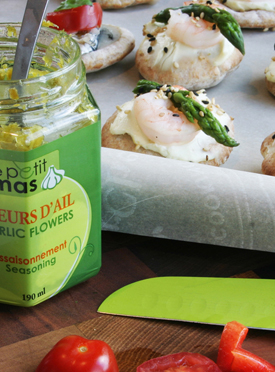 Recipe - Mini pizzas with garlic scape cream cheese and shrimp- Recipes with fermented garlic scapes – Le Petit Mas organic garlic and garlic scape farm in Quebec (Canada) 