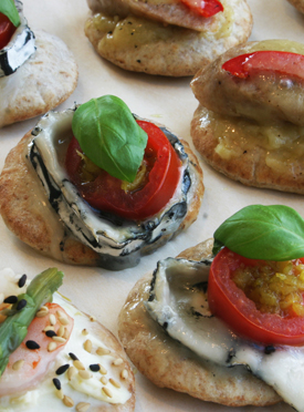 Recipe - Mini pizzas with goat cheese garlic scapes and tomatoes - Recipes with fermented garlic scapes – Le Petit Mas organic garlic and garlic scape farm in Quebec (Canada) 