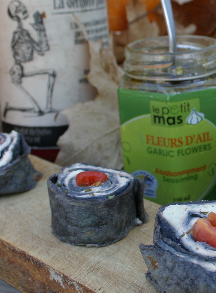 Recipe - Zombie eye (garlic scape cream cheese rolls) - Recipes with fermented garlic scapes, garlic scapes and organic garlic – Le Petit Mas organic garlic and garlic scape farm in Quebec (Canada) 