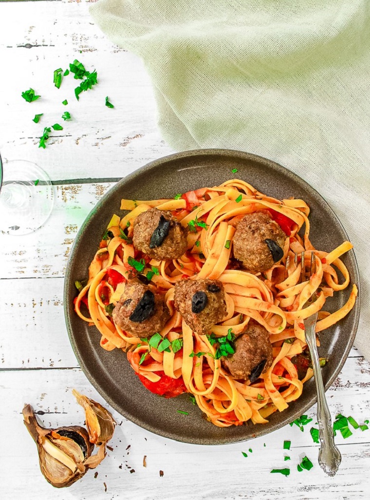 Recette de boulettes de veau à l'ail noir sur fettuccine marinara | Recette fleurs d'ail du Québec et ail noir du Québec Le Petit Mas