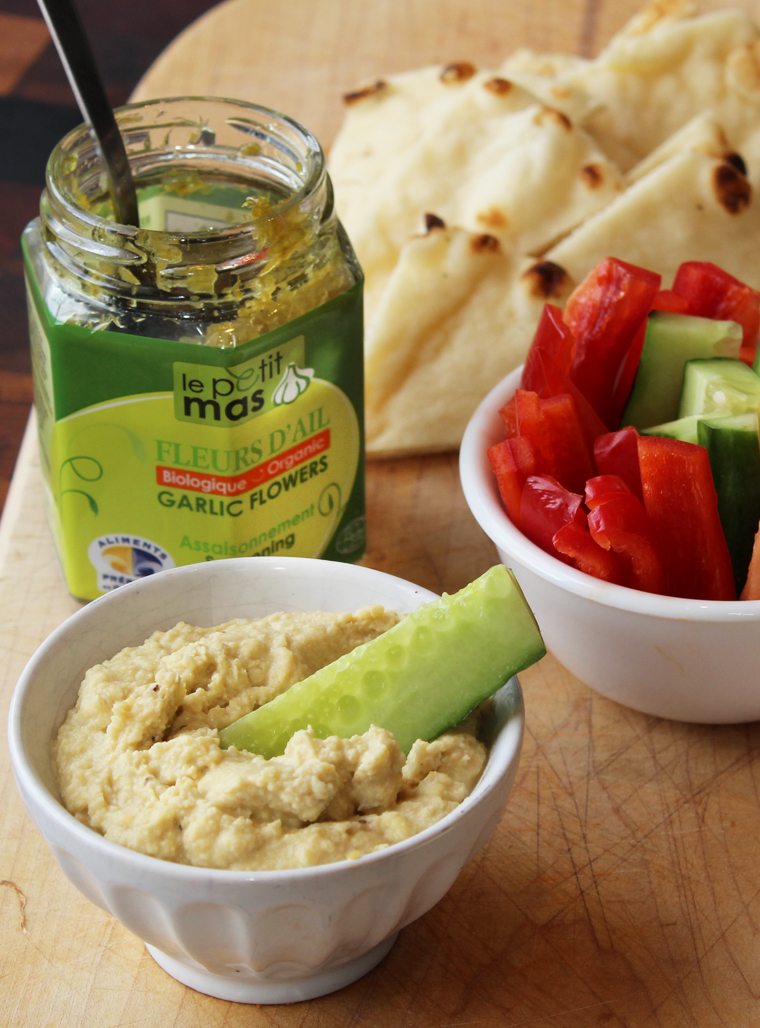 Houmous (hummus) à l'ail rôti ou aux fleurs d'ail  -Recette - Le Petit Mas