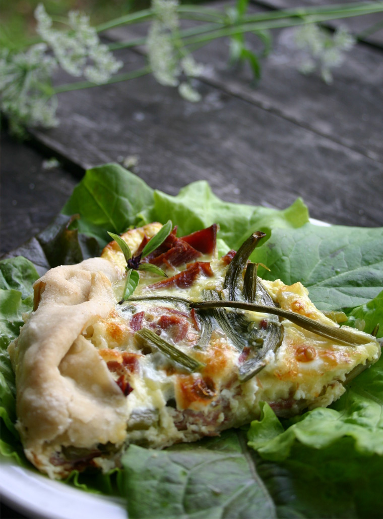 Quiche au jambon et aux fleurs d'ail fraîches - Recette - Le Petit Mas