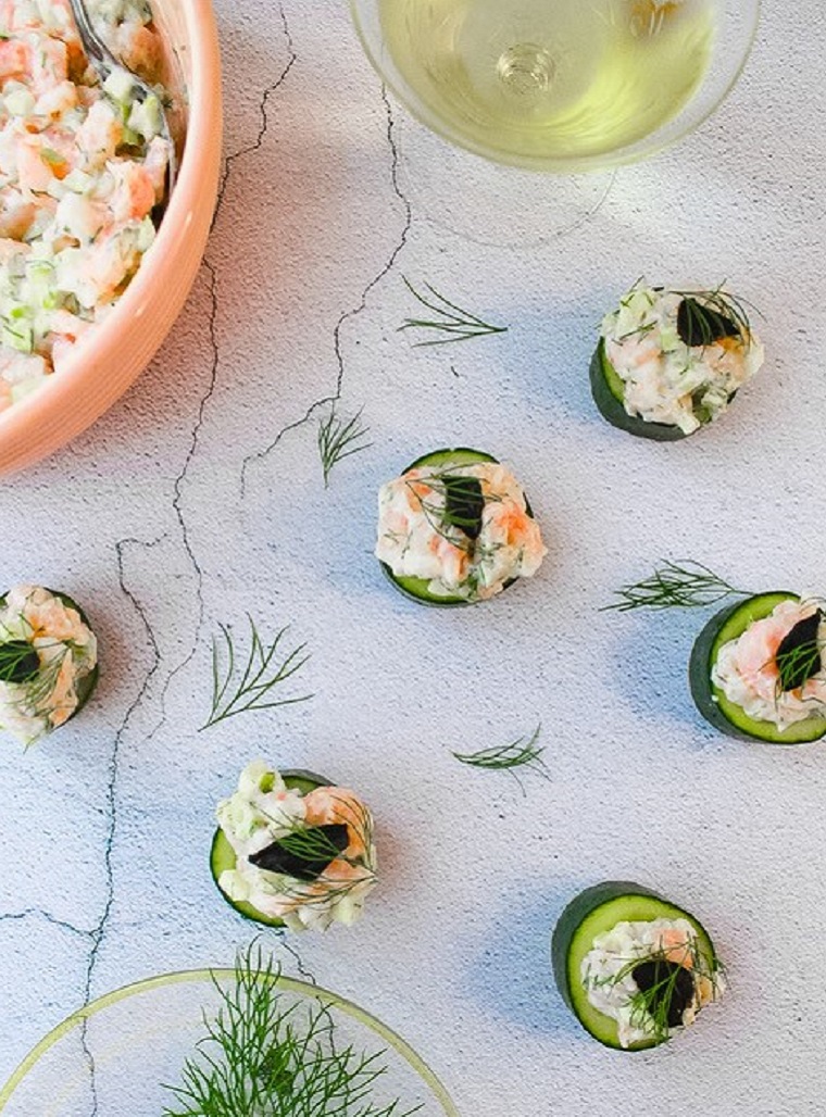 Canapés de crevettes et raifort à l'ail noir - Recette avec ail noir -  Le Petit Mas