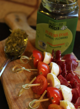 Recette de brochettes de bocconcinis aux fleurs d'ail et de tomates cerises | Recette fleurs d'ail du Québec et ail du Québec Le Petit Mas