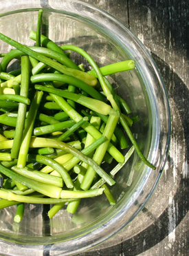 Recipe - fresh garlic scapes topping - Recipes with fermented garlic scapes – Le Petit Mas organic garlic and garlic scape farm in Quebec (Canada)