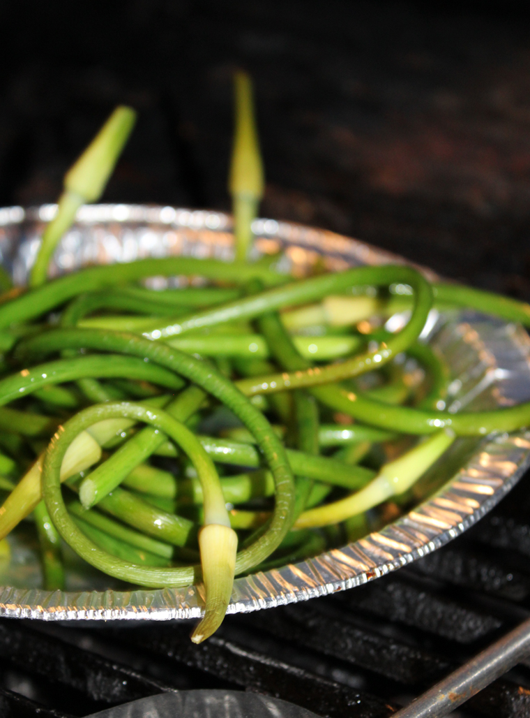 Recipe - Garlic scapes on BBQ - Recipes with fermented garlic scapes – Le Petit Mas organic garlic and garlic scape farm in Quebec (Canada)